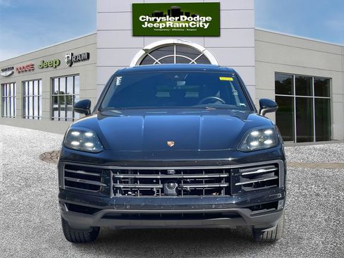 Used 2024 Porsche Cayenne Base image 4
