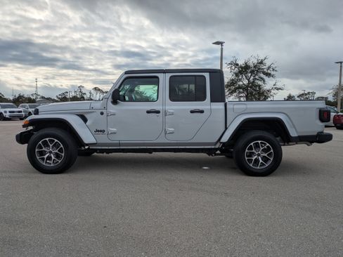 Used 2024 Jeep Gladiator Sport image 9
