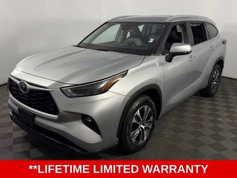 Used 2022 Toyota Highlander XLE image 3