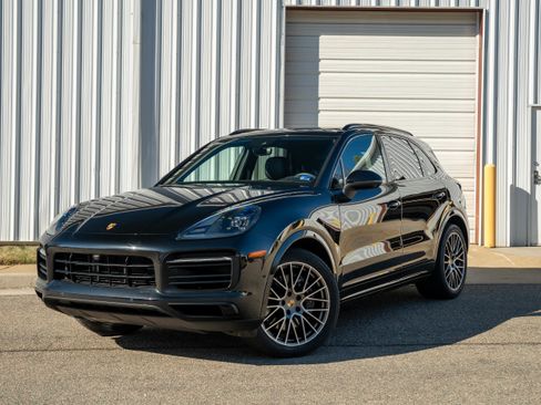 Certified 2023 Porsche Cayenne Platinum Edition image 1