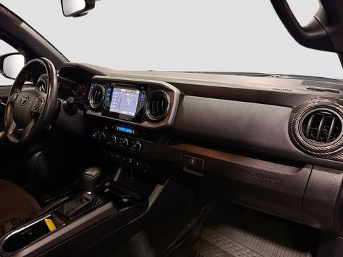Used 2017 Toyota Tacoma TRD Off-Road w/ Premium & Technology Package image 26