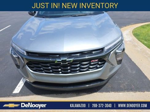 Used 2024 Chevrolet Trax RS w/ Sunroof Package FWD image 1