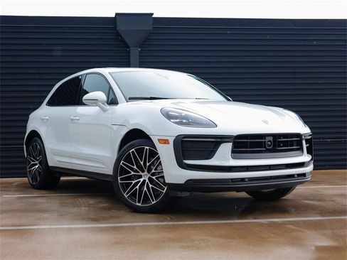 Certified 2025 Porsche Macan AWD/4WD image 9