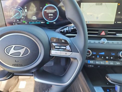New 2025 Hyundai Elantra Limited image 25