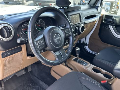 Used 2018 Jeep Wrangler Unlimited Rubicon w/ Connectivity Group image 16