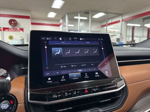 Used 2024 Jeep Compass Limited image 23