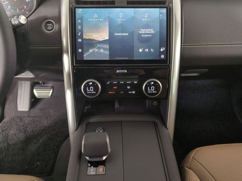 Certified 2025 Land Rover Discovery Dynamic SE image 21