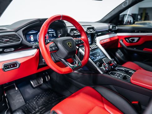 Used 2021 Lamborghini Urus image 11