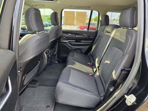 Used 2023 Jeep Grand Cherokee Laredo AWD/4WD image 27