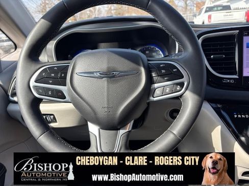 Used 2023 Chrysler Pacifica Touring-L FWD image 24