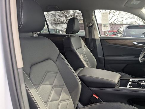 Used 2025 Volkswagen Atlas SE image 29