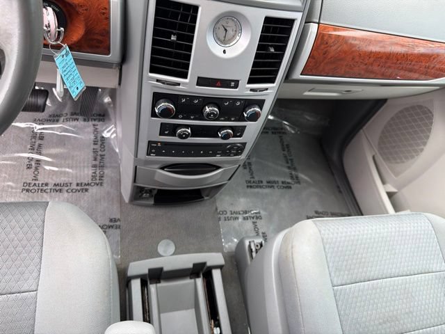 Used 2009 Chrysler Town & Country Touring w/ Entertainment Group #2 FWD image 13