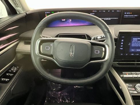Used 2025 Lincoln Nautilus Premier image 11