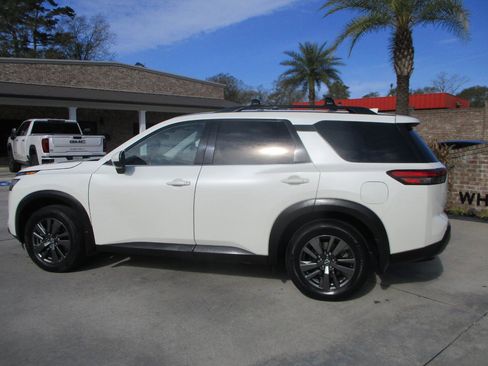 Used 2022 Nissan Pathfinder SV image 3