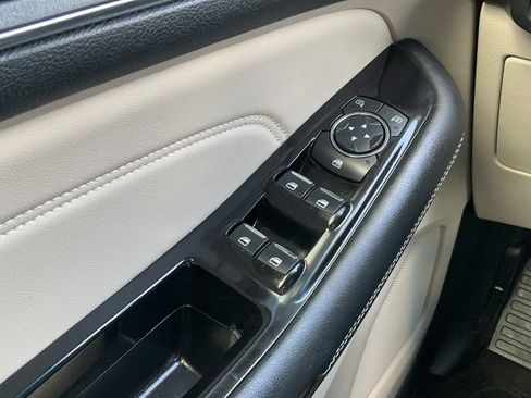 Used 2019 Ford Edge Titanium FWD image 14