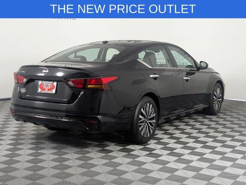 Used 2025 Nissan Altima 2.5 SV FWD image 8