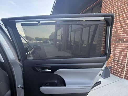 Used 2023 Toyota Highlander XLE FWD image 24