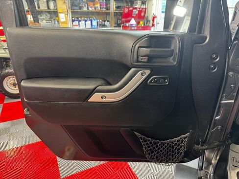 Used 2014 Jeep Wrangler Unlimited Sahara w/ Connectivity Group AWD/4WD image 14