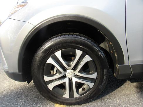 Used 2018 Toyota RAV4 LE FWD image 17