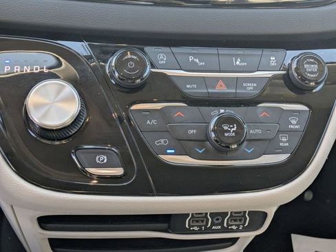 Used 2023 Chrysler Pacifica Touring-L image 26