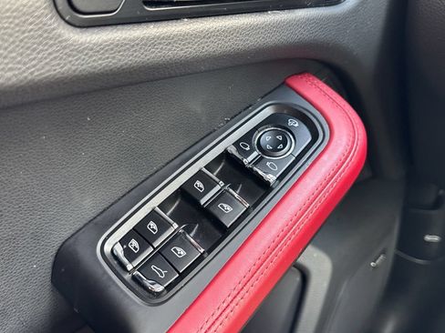 Used 2025 Porsche Macan Turbo AWD/4WD image 38