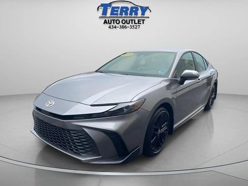Used 2025 Toyota Camry SE image 4