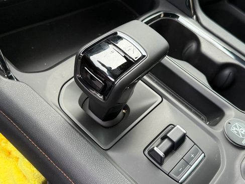 Used 2022 GMC Sierra 1500 AT4 w/ AT4 Premium Package image 9