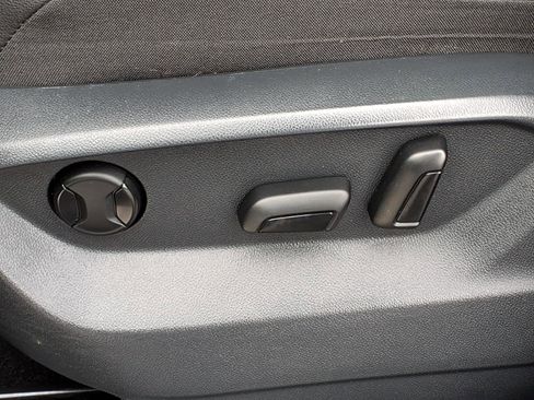 Used 2021 Volkswagen Tiguan SE w/ Panoramic Sunroof Package image 8