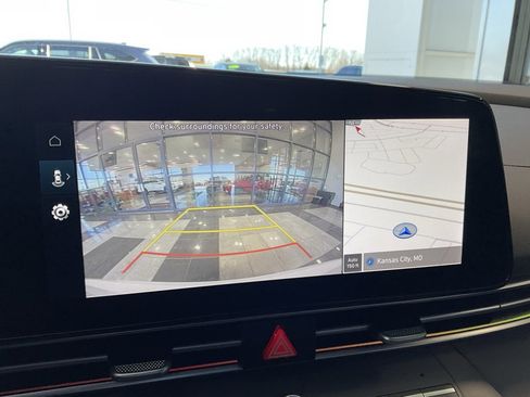 Used 2024 Hyundai Elantra SEL w/ Convenience Package image 17