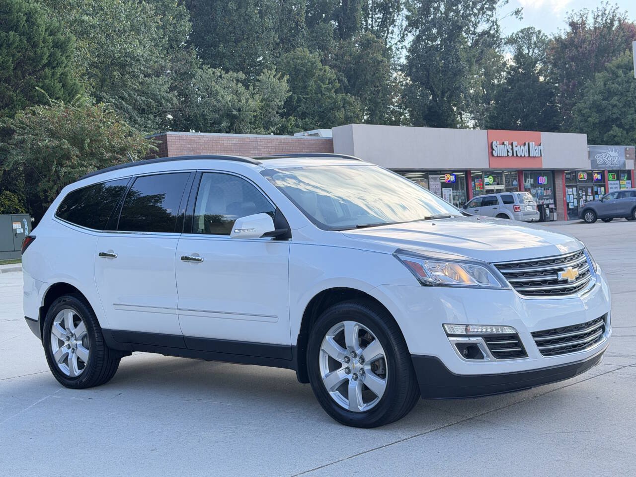 Used 2016 Chevrolet Traverse LTZ AWD/4WD image 3