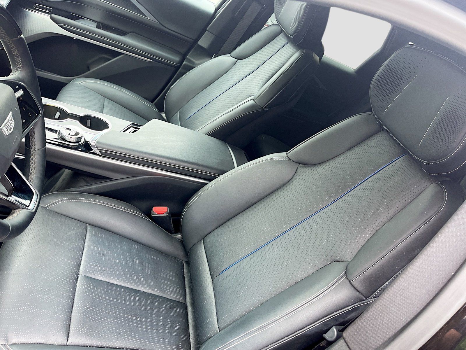 Used 2025 Cadillac Lyriq Sport AWD/4WD image 20