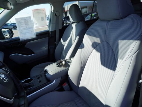 Used 2024 Toyota Highlander LE image 22
