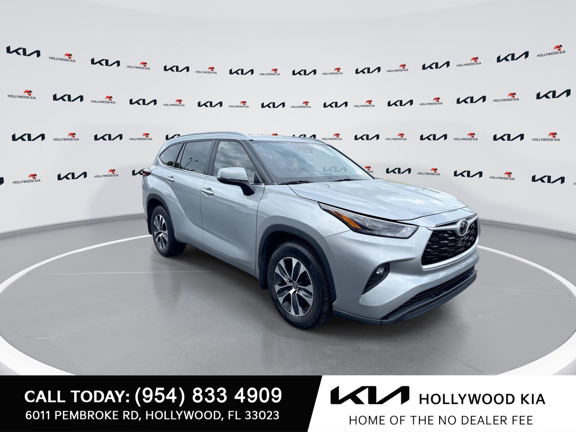 Used 2024 Toyota Highlander XLE FWD image 2