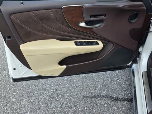 Certified 2020 Lexus LS 500 500 Base w/ Accessory Package (Z2) image 32