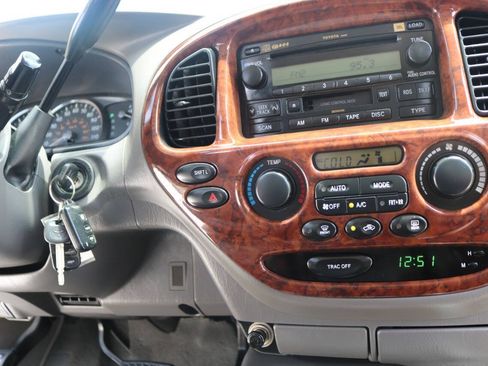 Used 2006 Toyota Sequoia SR5 RWD image 39