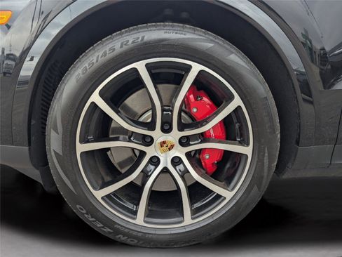 Used 2024 Porsche Cayenne S image 28