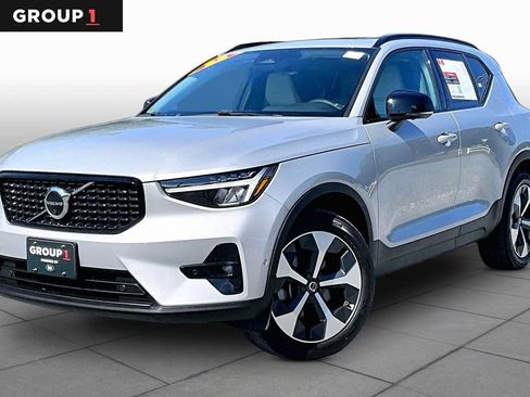 Used 2023 Volvo XC40 B5 Plus w/ Climate Package AWD/4WD image 1