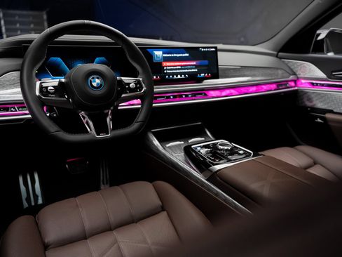 Used 2024 BMW i7 M70 w/ Executive Package AWD/4WD image 3