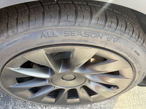 Used 2021 Tesla Model Y Long Range AWD/4WD image 28