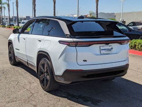 Used 2024 Jeep Wagoneer Launch Edition image 8