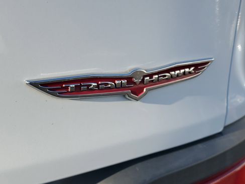 Used 2017 Jeep Cherokee Trailhawk image 10