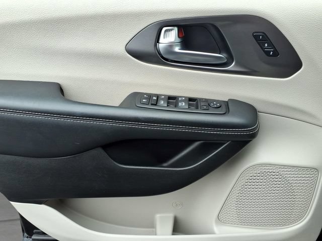 Used 2023 Chrysler Pacifica Touring-L FWD image 16