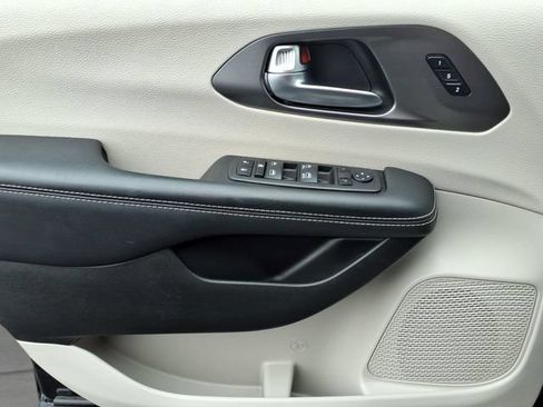 Used 2023 Chrysler Pacifica Touring-L FWD image 16