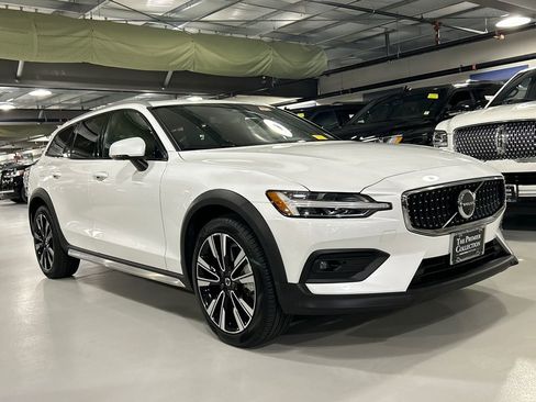 Used 2025 Volvo V60 B5 Cross Country Ultra AWD/4WD image 1
