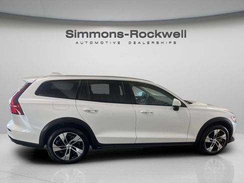 Used 2025 Volvo V60 B5 Cross Country Plus image 4