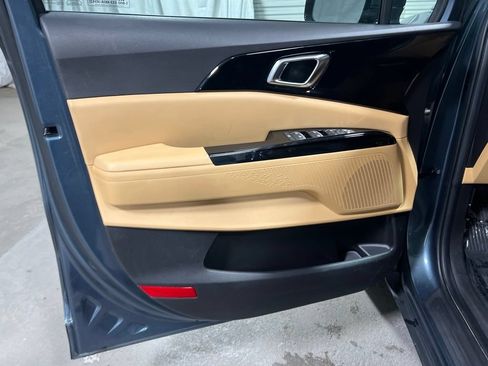 Used 2024 Kia Carnival EX FWD image 19
