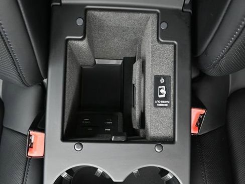 Certified 2026 Porsche Macan image 25