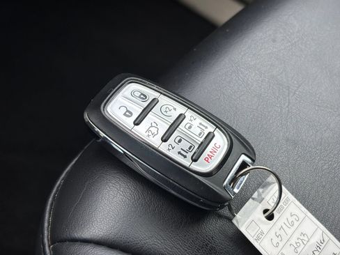 Used 2023 Chrysler Pacifica Touring-L FWD image 27