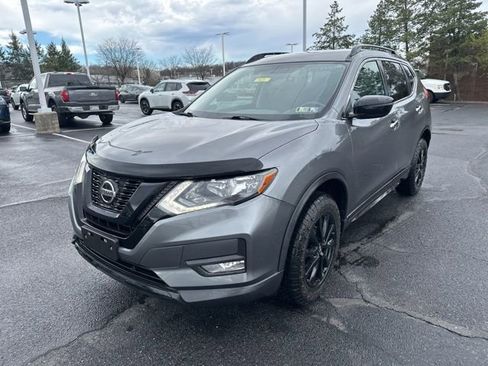 Used 2018 Nissan Rogue SV image 3