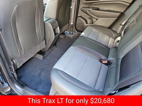 Used 2025 Chevrolet Trax LT FWD image 33